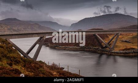 Die A894 Road kreuzt das Meer Loch von Caolas Kylesku Cumhann auf der Brücke in der entfernten Northwest Highlands von Schottland. Stockfoto