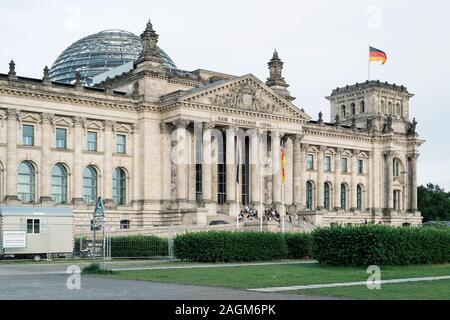 BERLIN, DEUTSCHLAND - 23. MAI 2018: Blick auf die Hauptfassade des Reichstagsgebäudes in Berlin, Deutschland, mit einigen Besucher im Treppenhaus, aus gesehen Stockfoto