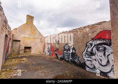 Sutherland, Schottland, UK - 30. März 2011: Graffiti Wandmalereien decken die Innenwände des verlassenen Moine Haus auf remote Moorland in den Highlands o Stockfoto