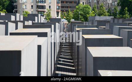 BERLIN, DEUTSCHLAND - 25. MAI 2018: Besucher am Denkmal für die ermordeten Juden Europas, auch Holocaust-Mahnmal in Berlin bekannt Stockfoto