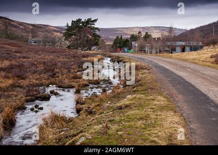 Eine einzelne Spur land Straße führt durch Kildonan Dorf in Strath von Kildonan Tal in den Highlands von Schottland. Stockfoto