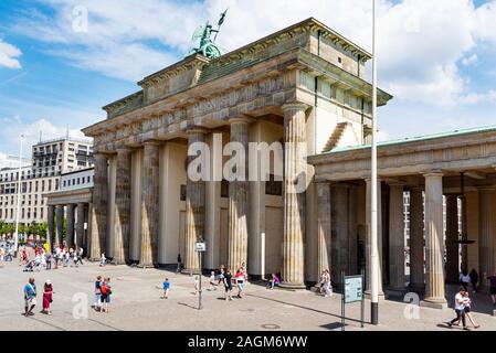 BERLIN, DEUTSCHLAND - 25. MAI 2018: die Touristen am Brandenburger Tor in Berlin beliebt, eines der wichtigsten Wahrzeichen der Stadt, der Hauptstadt der Bundes Repu Stockfoto
