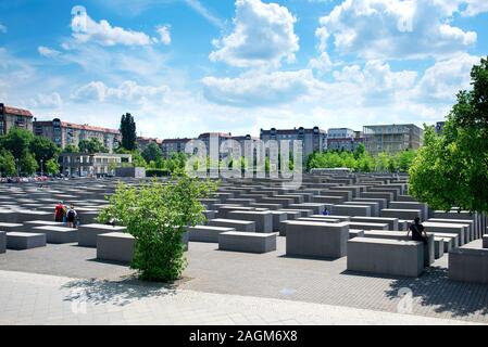 BERLIN, DEUTSCHLAND - 25. MAI 2018: Besucher am Denkmal für die ermordeten Juden Europas, auch Holocaust-Mahnmal in Berlin bekannt Stockfoto