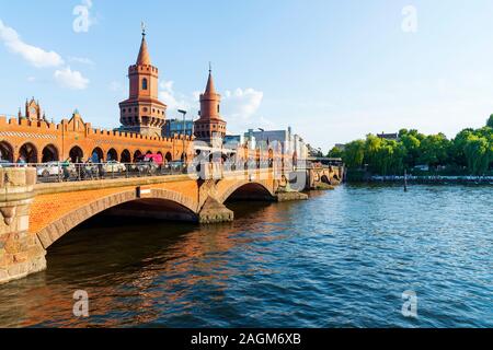 BERLIN, DEUTSCHLAND - 25. MAI 2018: Blick auf den berühmten Oberbaumbrücke über die Spree in Berlin, Deutschland. Es ist eine schöne doppelstöckige Brücke bui Stockfoto