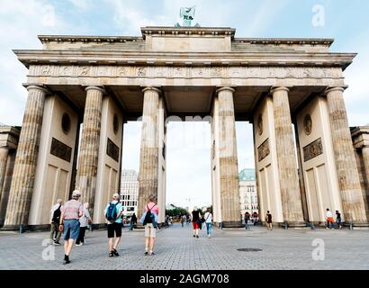 BERLIN, DEUTSCHLAND - 23. MAI 2018: die Touristen am Brandenburger Tor in Berlin beliebt, eines der wichtigsten Wahrzeichen der Stadt, der Hauptstadt der Bundes Repu Stockfoto