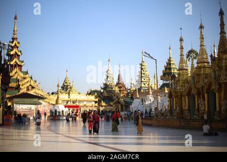 YANGON/MYANMAR - 26 Aug, 2019: Shwe Dagon Pagode, Yangon, Myanmar. Stockfoto