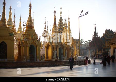 YANGON/MYANMAR - 26 Aug, 2019: Shwe Dagon Pagode, Yangon, Myanmar. Stockfoto