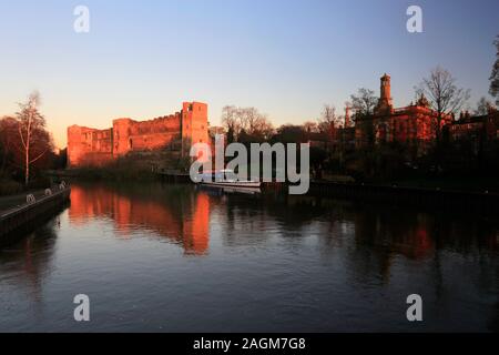 Abenddämmerung Blick über die Ruinen von Newark Castle, Newark auf Trent, Nottinghamshire, England, Großbritannien, Großbritannien Stockfoto