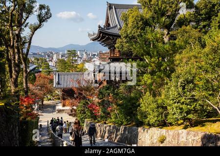 KYOTO, Japan - 17. November 2019: Chionin ist der Kopf, der Tempel des Jodo Sekte des japanischen Buddhismus. Es hat geräumige und große Gebäude Stockfoto