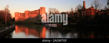 Abenddämmerung Blick über die Ruinen von Newark Castle, Newark auf Trent, Nottinghamshire, England, Großbritannien, Großbritannien Stockfoto