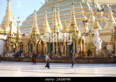 YANGON/MYANMAR - 26 Aug, 2019: Shwe Dagon Pagode, Yangon, Myanmar. Stockfoto