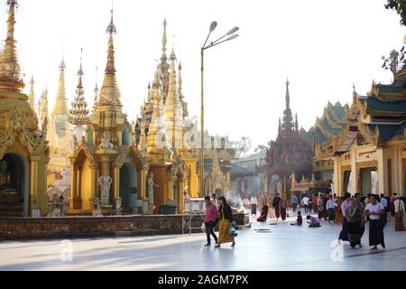 YANGON/MYANMAR - 26 Aug, 2019: Shwe Dagon Pagode, Yangon, Myanmar. Stockfoto