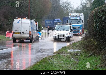 Maund Bryan, in der Nähe von Bodenham, Herefordshire, UK - Freitag 20 Dezember 2019 - Weitere schwere Regen nach einem sehr nassen Winter in der Überschwemmung auf der A417 Straße bei maund Bryan Probleme für Fahrer - Foto Steven Mai/Alamy Leben Nachrichten geführt Stockfoto