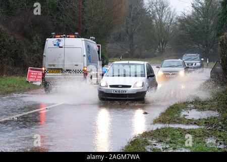 Maund Bryan, in der Nähe von Bodenham, Herefordshire, UK - Freitag 20 Dezember 2019 - Weitere schwere Regen nach einem sehr nassen Winter in der Überschwemmung auf der A417 Straße bei maund Bryan Probleme für Fahrer - Foto Steven Mai/Alamy Leben Nachrichten geführt Stockfoto