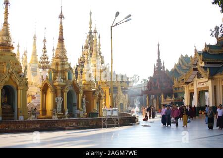 YANGON/MYANMAR - 26 Aug, 2019: Shwe Dagon Pagode, Yangon, Myanmar. Stockfoto