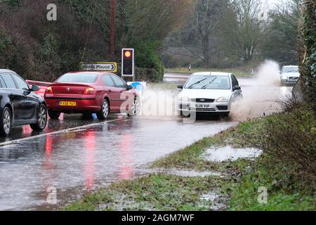 Maund Bryan, in der Nähe von Bodenham, Herefordshire, UK - Freitag 20 Dezember 2019 - Weitere schwere Regen nach einem sehr nassen Winter in der Überschwemmung auf der A417 Straße bei maund Bryan Probleme für Fahrer - Foto Steven Mai/Alamy Leben Nachrichten geführt Stockfoto