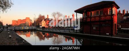 Abenddämmerung Blick über die Ruinen von Newark Castle, Newark auf Trent, Nottinghamshire, England, Großbritannien, Großbritannien Stockfoto