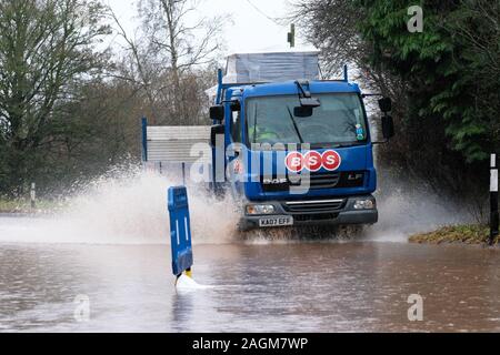 Maund Bryan, in der Nähe von Bodenham, Herefordshire, UK - Freitag 20 Dezember 2019 - Weitere schwere Regen nach einem sehr nassen Winter in der Überschwemmung auf der A417 Straße bei maund Bryan Probleme für Fahrer - Foto Steven Mai/Alamy Leben Nachrichten geführt Stockfoto