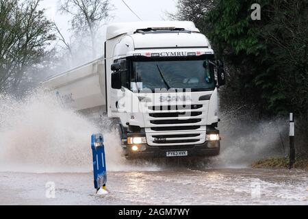 Maund Bryan, in der Nähe von Bodenham, Herefordshire, UK - Freitag 20 Dezember 2019 - Weitere schwere Regen nach einem sehr nassen Winter in der Überschwemmung auf der A417 Straße bei maund Bryan Probleme für Fahrer - Foto Steven Mai/Alamy Leben Nachrichten geführt Stockfoto