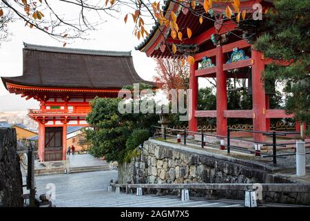 KYOTO, Japan - 18. November 2019: Kiyomizudera (wörtlich "Reines Wasser Tempel") ist einer der berühmtesten Tempel von Japan. Stockfoto