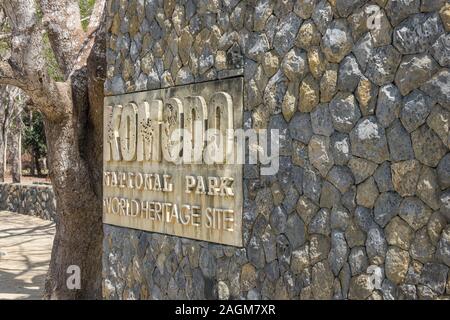 Geschnitzte Eingangsschild für Komodo National Park, Indonesien Stockfoto