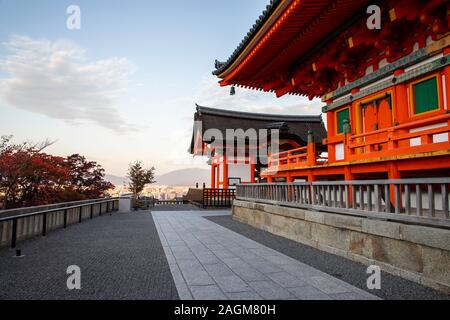 KYOTO, Japan - 18. November 2019: Kiyomizudera (wörtlich "Reines Wasser Tempel") ist einer der berühmtesten Tempel von Japan. Stockfoto