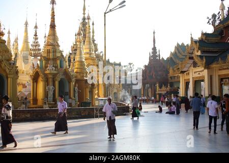 YANGON/MYANMAR - 26 Aug, 2019: Shwe Dagon Pagode, Yangon, Myanmar. Stockfoto