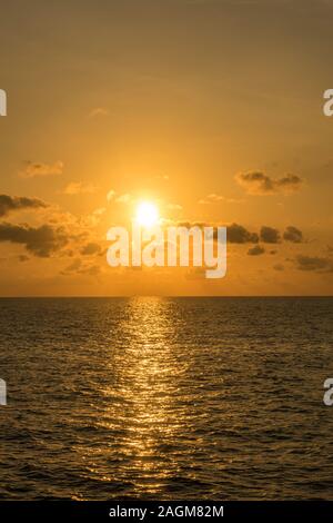 Sonnenuntergang im Meer in der Nähe von Flores Komodo National Park, Indonesien Stockfoto