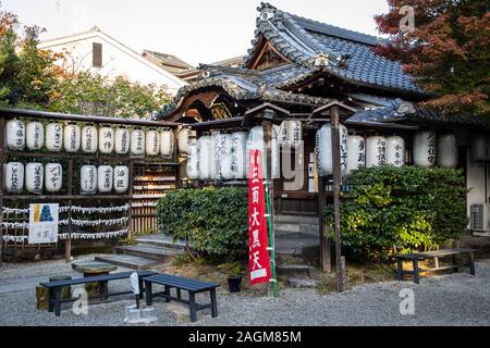 KYOTO, Japan - 18. November 2019: Heiligtum in der Nähe von Sannenzaka Ninezaka und die berühmten Straßen der Altstadt von Kyoto Stockfoto