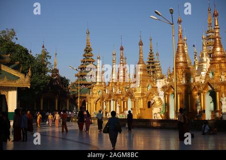 YANGON/MYANMAR - 26 Aug, 2019: Shwe Dagon Pagode, Yangon, Myanmar. Stockfoto