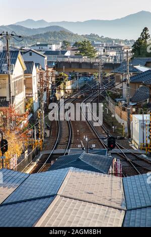 KYOTO, JAPAN-22 nd November 2019: Arashiyama befindet sich eine Straßenbahnhaltestelle und die westliche Endstation der Randen Arashiyama Linie, die beginnt bei Shijō-Ōmiya Stockfoto