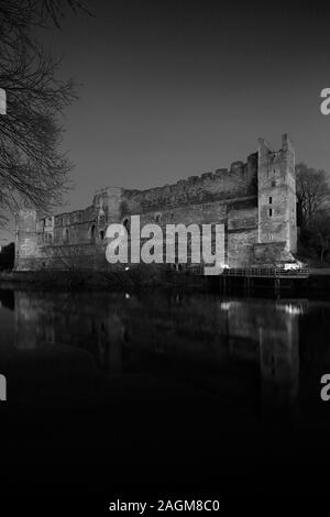 Abenddämmerung Blick über die Ruinen von Newark Castle, Newark auf Trent, Nottinghamshire, England, Großbritannien, Großbritannien Stockfoto