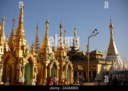 YANGON/MYANMAR - 26 Aug, 2019: Shwe Dagon Pagode, Yangon, Myanmar. Stockfoto