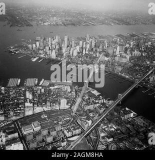 1950, historische, Luftaufnahme über Mahanttan und New York City, New York, USA. Stockfoto