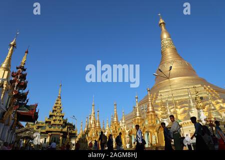 YANGON/MYANMAR - 26 Aug, 2019: Shwe Dagon Pagode, Yangon, Myanmar. Stockfoto