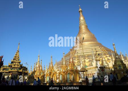 YANGON/MYANMAR - 26 Aug, 2019: Shwe Dagon Pagode, Yangon, Myanmar. Stockfoto