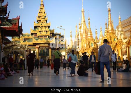 YANGON/MYANMAR - 26 Aug, 2019: Shwe Dagon Pagode, Yangon, Myanmar. Stockfoto