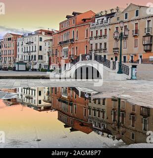 Venedig Pfützen und Reflexionen. Stockfoto