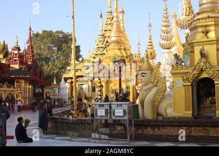 YANGON/MYANMAR - 26 Aug, 2019: Shwe Dagon Pagode, Yangon, Myanmar. Stockfoto