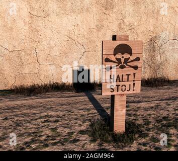 Das Zeichen innerhalb der polnischen Konzentrationslager Auschwitz und Birkenau. Die Zeichen standen zwischen den Wohnblöcken und doppelten elektrischen Zaun. Stockfoto