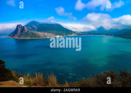 Schöner Blick über die Hout Bay und den Atlantik vom Chapman's Peak Drive, Kapstadt, Westkaper, Südafrika. Stockfoto