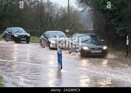 Maund Bryan, in der Nähe von Bodenham, Herefordshire, UK - Freitag 20 Dezember 2019 - Weitere schwere Regen nach einem sehr nassen Winter in der Überschwemmung auf der A417 Straße bei maund Bryan Probleme für Fahrer - Foto Steven Mai/Alamy Leben Nachrichten geführt Stockfoto