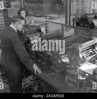 1950, historische, männliche und weibliche Mitarbeiter, die mit mechanischen Druckmaschinen des EFR, Druck von Etiketten an der stets bereit ist, Batterie und Leuchten Fabrik, Wald Rd, Walthamstow, London, England, UK. Stockfoto