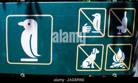 Warnschild mit einer Ikone, die davor warnt, die Pinguine von Boulders Beach, Simon's Town, in der Nähe von Kapstadt, Südafrika, zu streicheln. Stockfoto