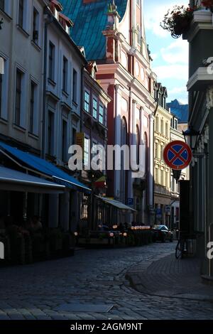 Riga, Lettland - 29. August 2015: Straßenszene in der Altstadt von Riga, der Hauptstadt von Lettland. Stockfoto