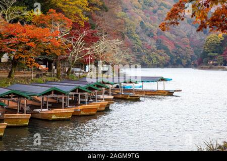 KYOTO, JAPAN-23 th November 2019: arashiyama ist ein Bereich, in den westlichen Kyoto rund um die Katsura zentriert den Fluss und die umliegenden Berge Stockfoto