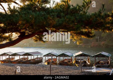 KYOTO, JAPAN-23 th November 2019: arashiyama ist ein Bereich, in den westlichen Kyoto rund um die Katsura zentriert den Fluss und die umliegenden Berge Stockfoto