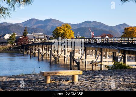 KYOTO, JAPAN-23 th November 2019: arashiyama ist ein Bereich, in den westlichen Kyoto rund um die Katsura zentriert den Fluss und die umliegenden Berge Stockfoto