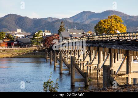 KYOTO, JAPAN-23 th November 2019: arashiyama ist ein Bereich, in den westlichen Kyoto rund um die Katsura zentriert den Fluss und die umliegenden Berge Stockfoto