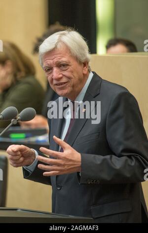 Berlin, Deutschland. 20 Dez, 2019. Volker Bouffier (CDU), Ministerpräsident von Hessen, spricht im Bundesrat vor der Abstimmung über das Klimapaket. Quelle: Jörg Carstensen/dpa/Alamy leben Nachrichten Stockfoto